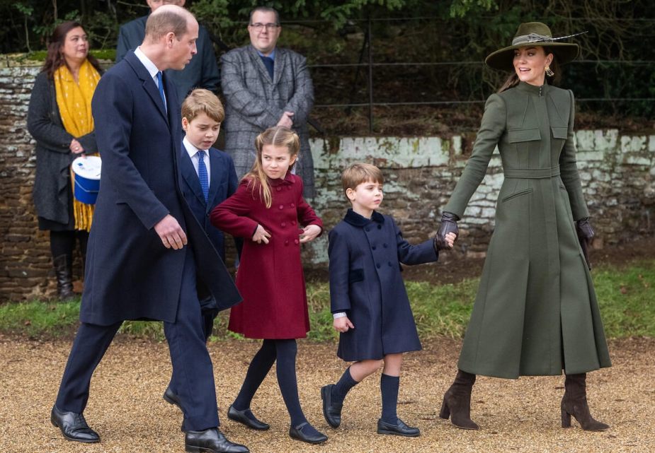 根据一本书的说法，凯特·米德尔顿不会让她的孩子们“脚踏实地”，她和威廉王子、乔治王子、夏洛特公主和路易斯王子一起散步。