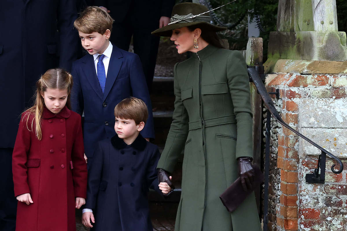 据报道，凯特·米德尔顿有一个“秘密密码”，可以让夏洛特公主、乔治王子和路易斯王子停止调皮捣蛋，她和孩子们一起散步