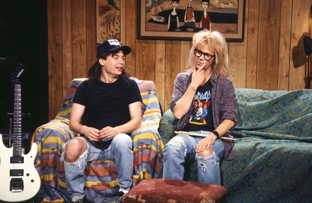 《周六夜现场》:迈克·迈尔斯和达纳·卡维坐在《韦恩的世界》喜剧小品的沙发上