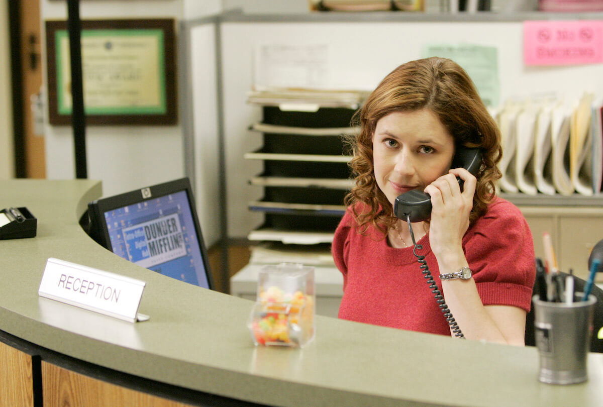 《办公室》:帕姆(詹娜·费舍尔饰)在Dunder Mifflin接电话