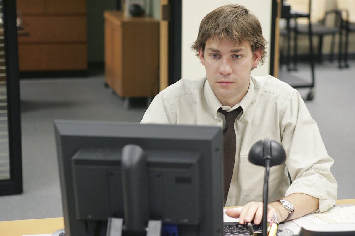 《办公室》:吉姆·哈尔珀特(约翰·卡拉辛斯基饰)在电脑上打字。