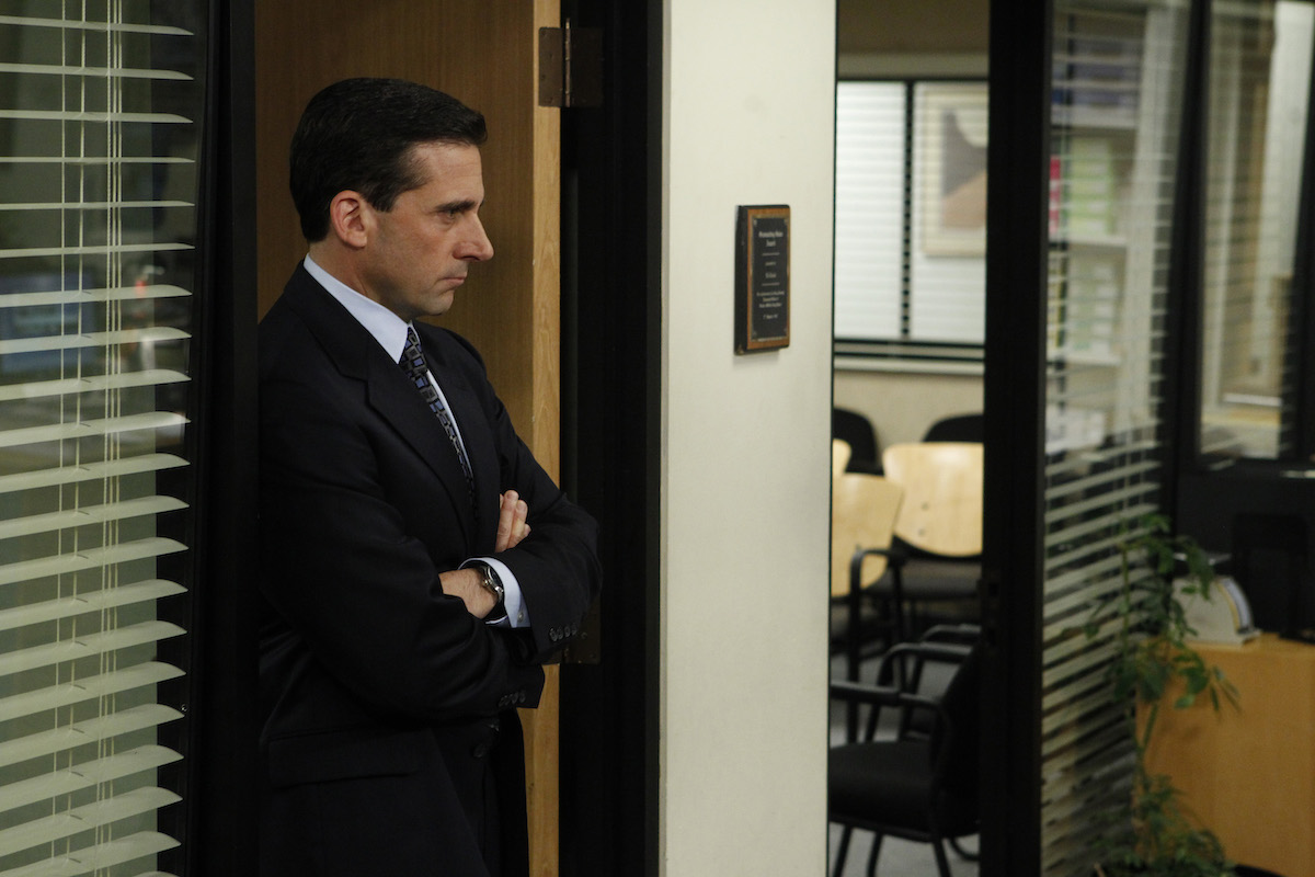 《办公室》中的迈克尔·斯科特(史蒂夫·卡瑞尔饰)抱起双臂。