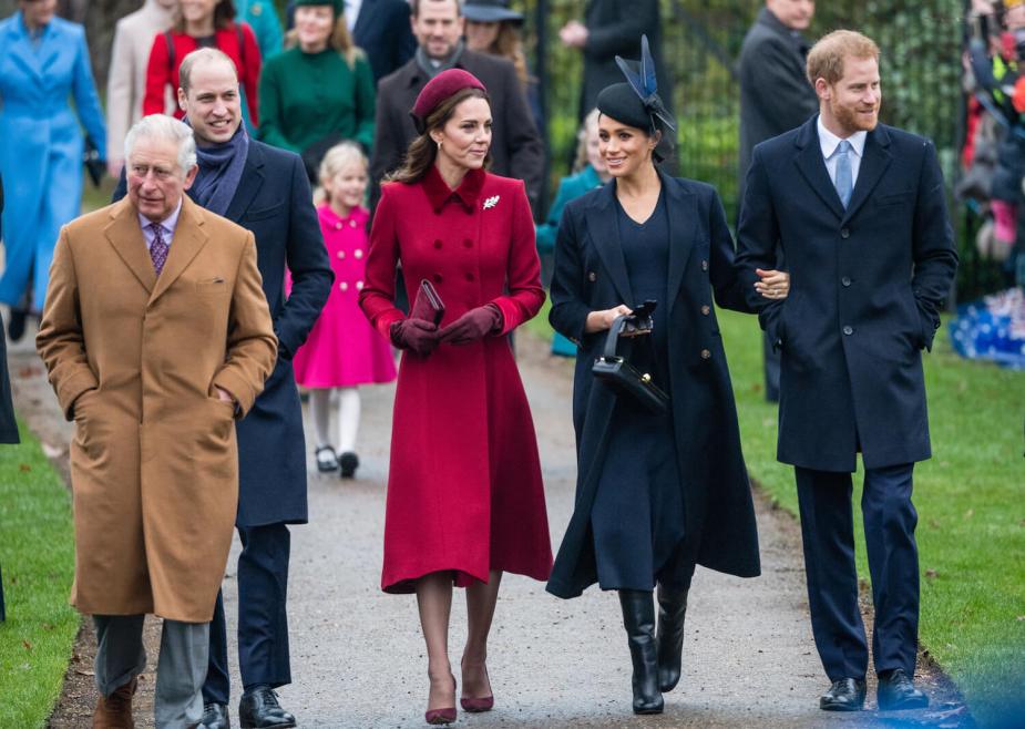 查尔斯国王穿着棕色沙滩裙与威廉王子、凯特·米德尔顿和梅根·马克尔以及哈里王子一起散步