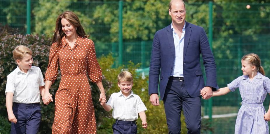 乔治王子、凯特·米德尔顿、路易斯王子、威廉王子和夏洛特公主一家人一起步行上学。