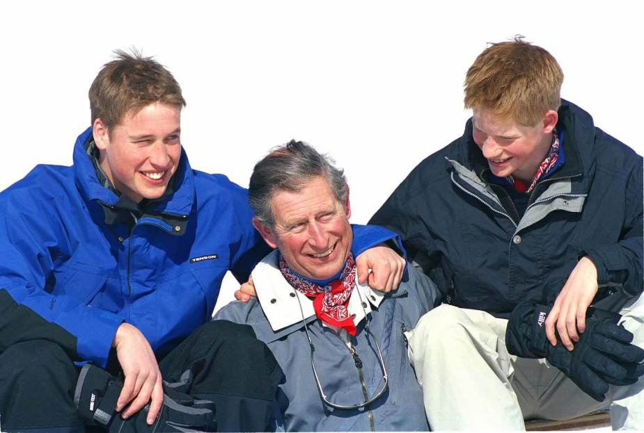 威廉王子、查尔斯国王和哈里王子在一次滑雪旅行中穿着冬装