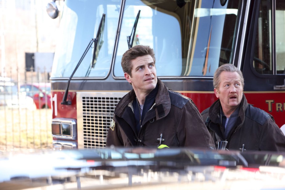 在《芝加哥大火》第11季中，两名男子站在消防车前