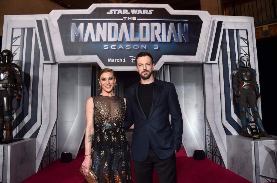 已婚夫妇凯蒂·萨克霍夫和罗宾·加兹比在《曼达洛人》首映式上合影