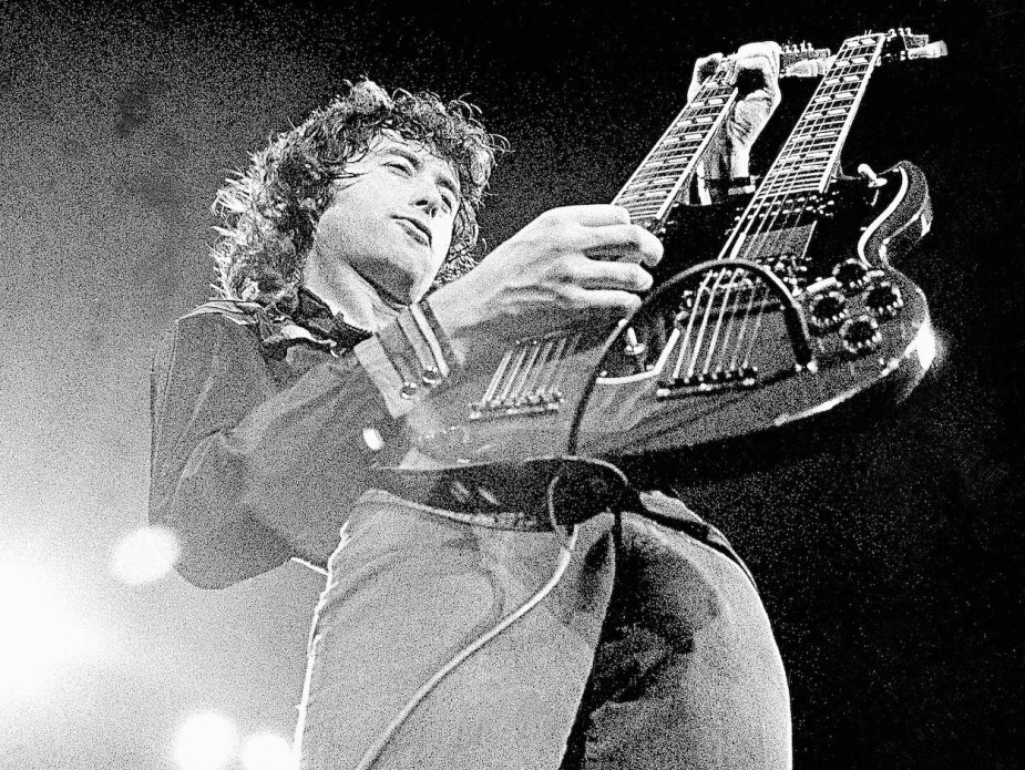 1972年6月左右，齐柏林飞艇乐队的吉米·佩奇在转换期间演奏他的定制双颈吉他。