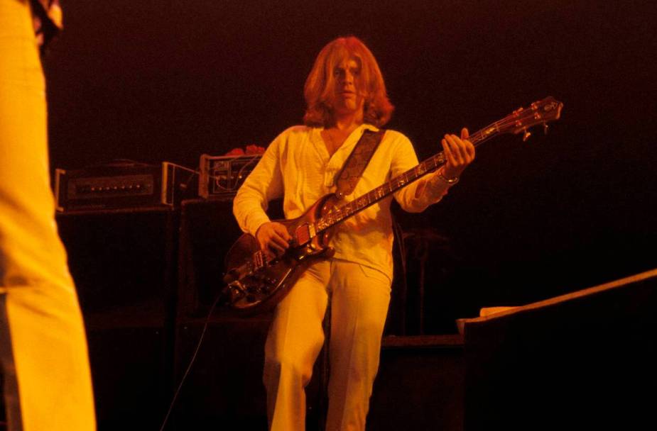 1977年，齐柏林飞艇乐队的约翰·保罗·琼斯在巡演期间身穿一身白色。