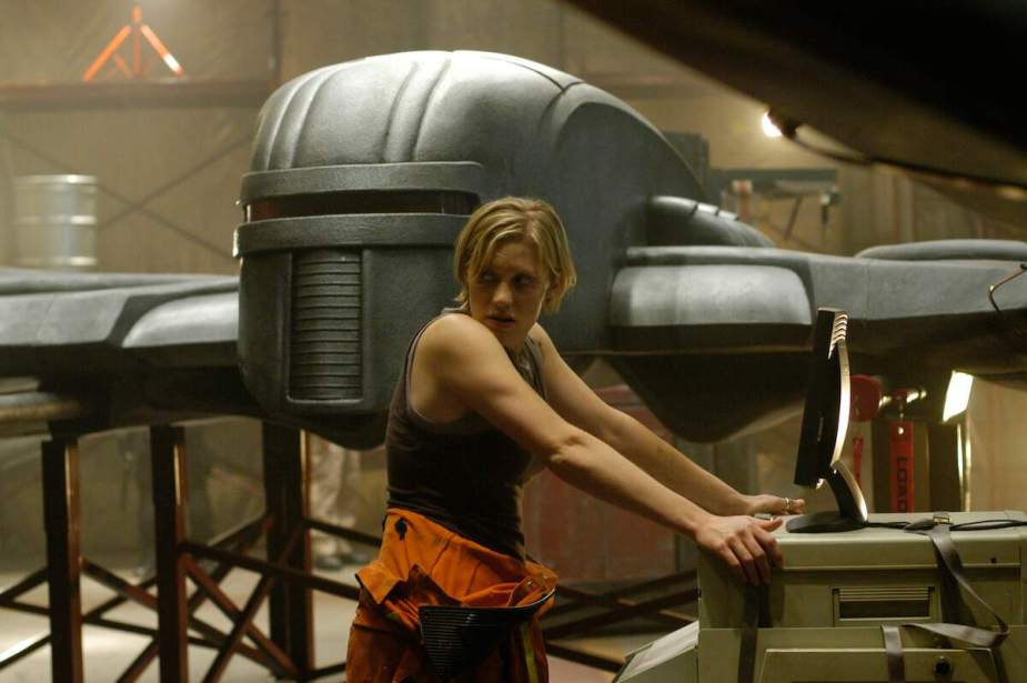 凯蒂·萨克霍夫在《太空堡垒卡拉狄加》中饰演卡拉·“星芭儿”·色雷斯船长