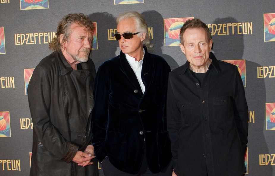 罗伯特·普兰特(左起)、吉米·佩奇和约翰·保罗·琼斯参加2012年齐柏林飞艇乐队电影《庆祝日》的首映式。
