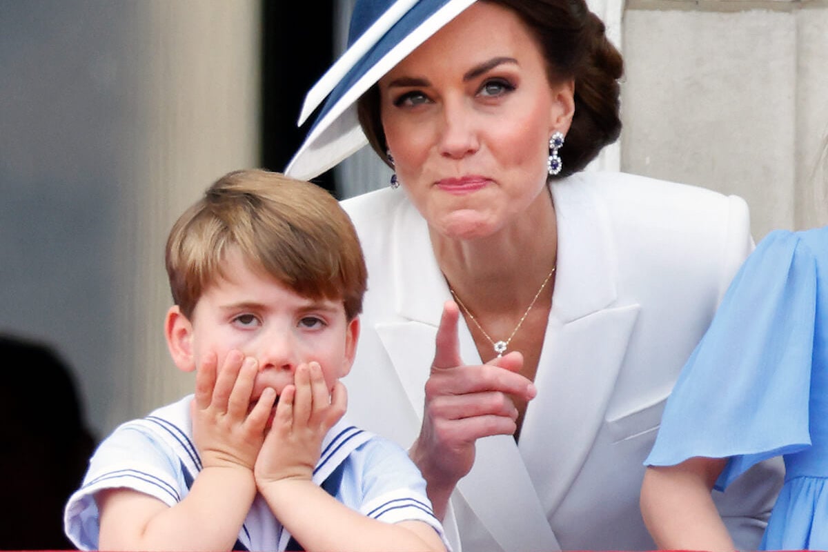 在白金禧年的周末，路易斯王子和凯特·米德尔顿站在白金汉宫的阳台上，这是一个疯传的时刻