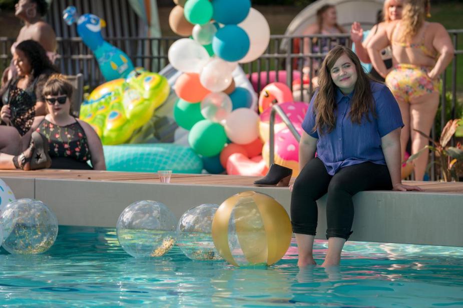 《尖声尖叫》的演员安迪·布莱恩特饰演坐在泳池边的安妮·伊斯顿