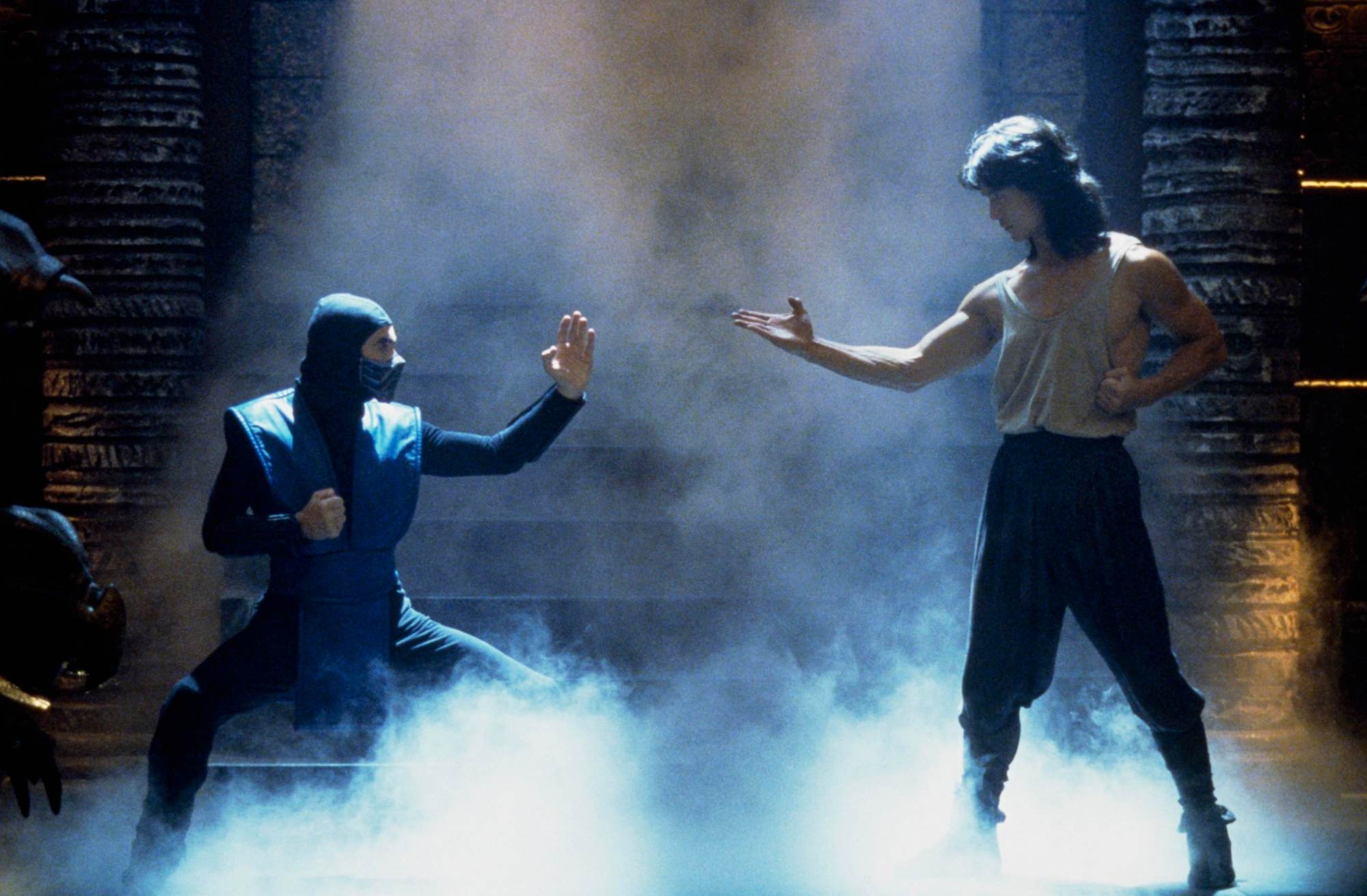 电子游戏电影《真人快打》(Mortal Kombat)中，弗朗索瓦•佩蒂(franois Petit)饰演zero，罗宾•肖(Robin Shou)饰演刘康，站在雾中摆出格斗姿势。