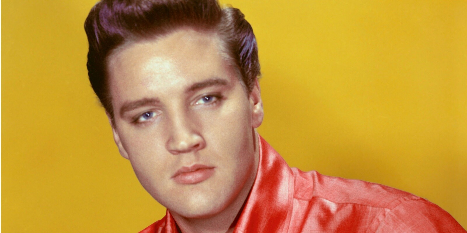 这是猫王埃尔维斯·普雷斯利(Elvis Presley)于1960年拍摄的照片，数年前，他演唱了第一首热门歌曲《心碎酒店》(Heartbreak Hotel)。