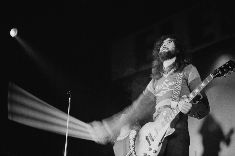 1971年11月，齐柏林飞艇乐队吉他手吉米·佩奇在伦敦的一次演出中使用小提琴弓。