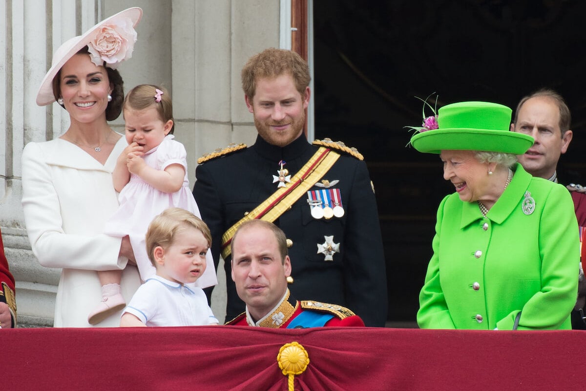 哈里王子在《备用》中谈到了乔治和夏洛特的出生，他与凯特·米德尔顿、威廉王子、乔治王子、夏洛特公主、伊丽莎白二世女王和爱德华王子站在一起