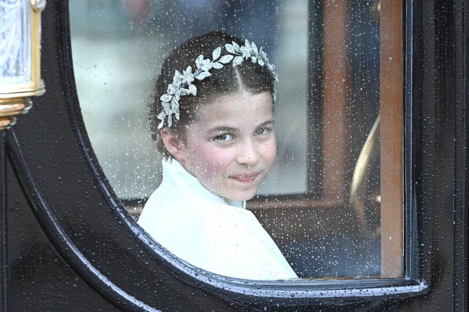 被称为威尔士儿童加冕周末“领袖”的夏洛特公主坐在一辆马车上
