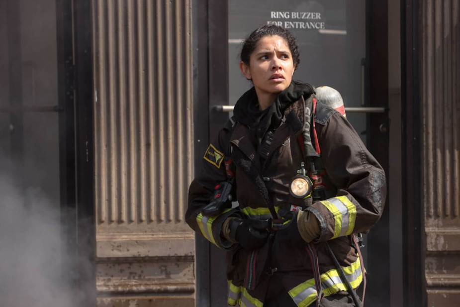 斯特拉·基德在《芝加哥大火》第11季第19集身着制服
