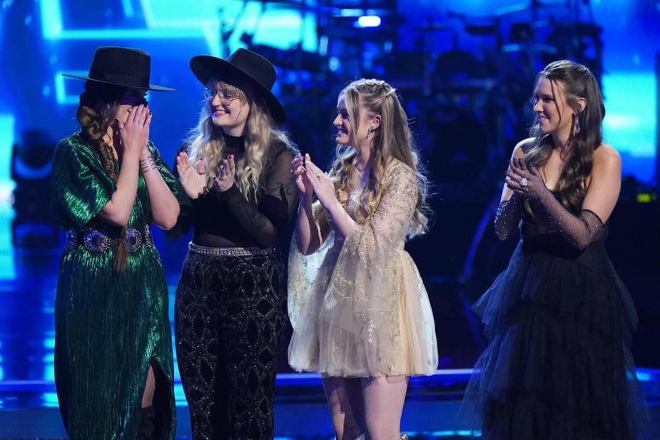 格蕾丝·韦斯特、凯莉·戴恩、玛丽·凯特·康纳和瑞秋·克里斯汀站在《美国好声音》第23季的舞台上，争夺8强