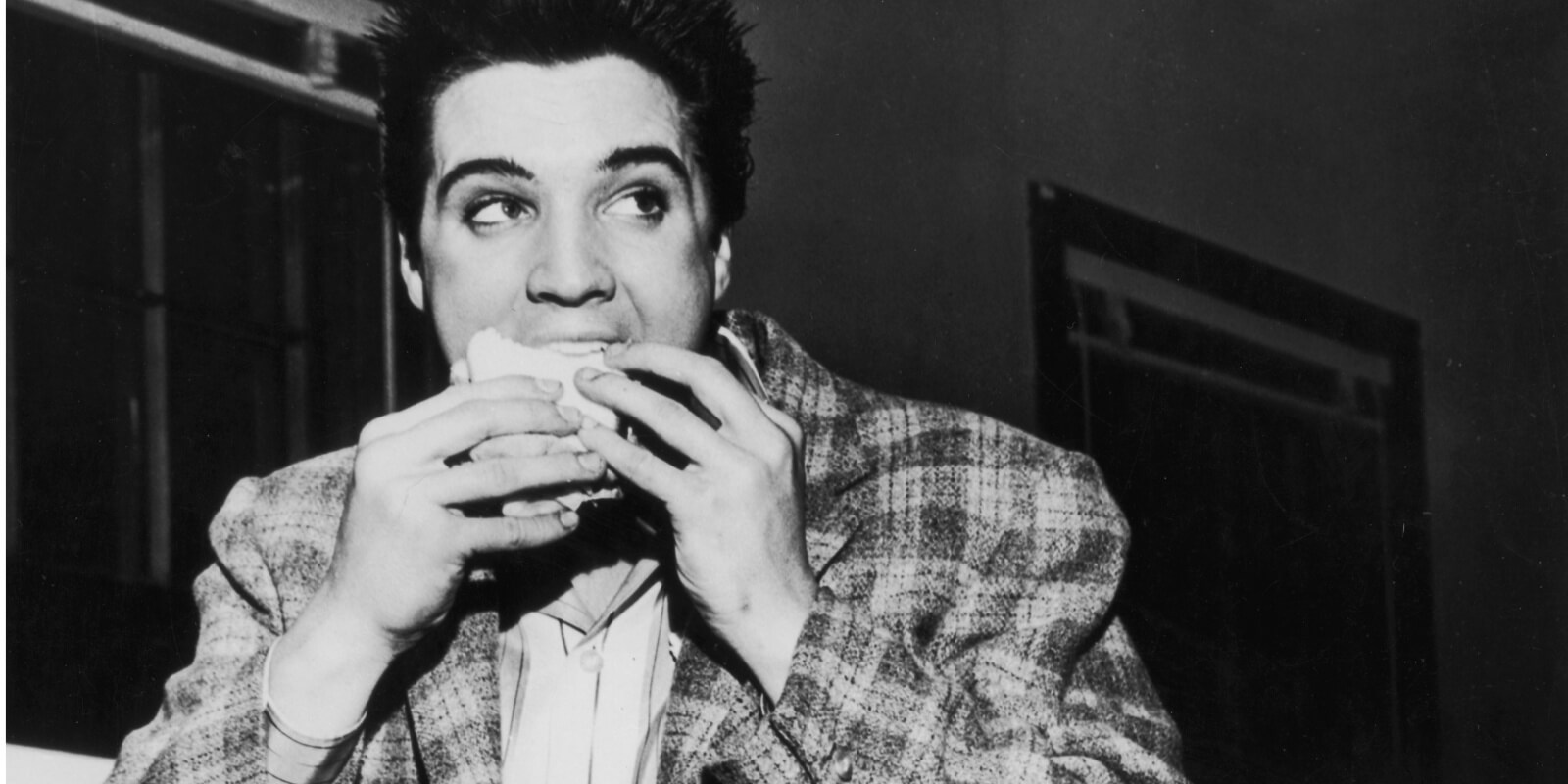 1958年，猫王在吃三明治。
