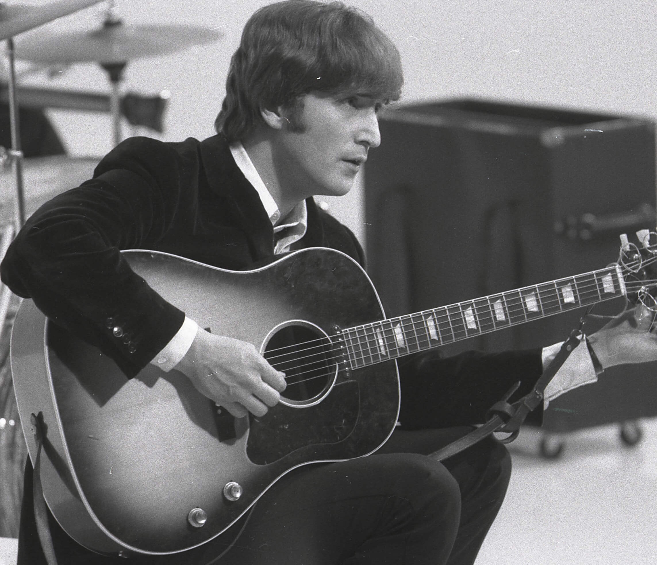 约翰·列侬拿着吉他