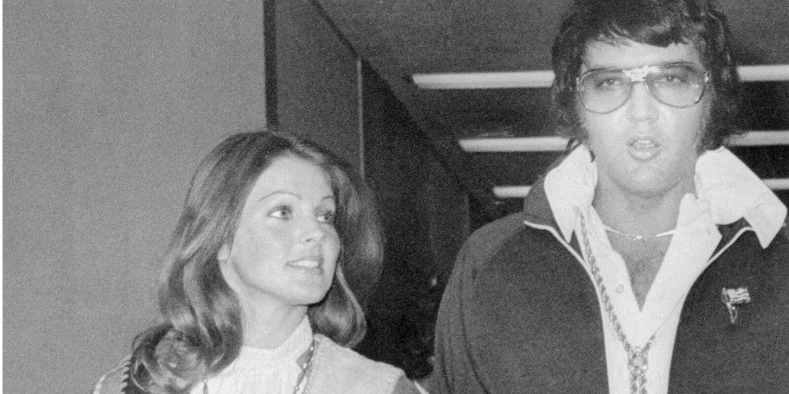 1973年，普莉希拉和埃尔维斯·普雷斯利离开离婚法庭。