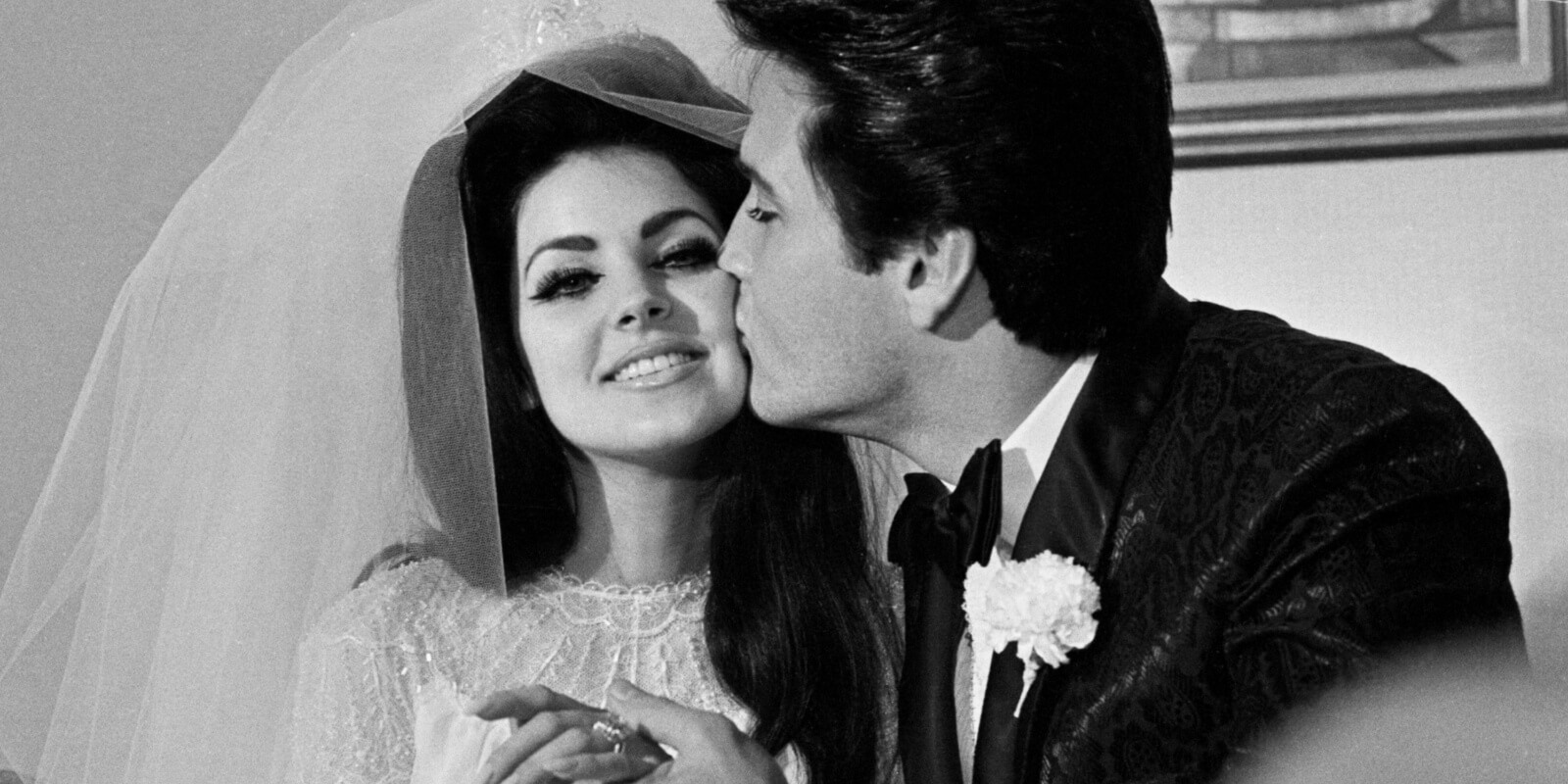 普莉希拉和埃尔维斯·普雷斯利在1967年5月1日的婚礼上。